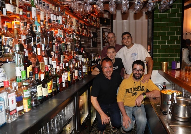 Andrés Gutiérrez junto al equipo de camareros en el interior del local de copas