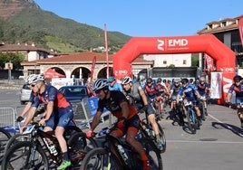 Salida de los corredores participantes en la Maratón BTT Valle de Liébana, desde el recinto ferial de Potes