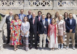 De izquierda a derecha, nuevos y antiguos miembros de la junta directiva: José Luis González, Sylvia de Miguel, Carlos Tejedor, Paloma Fernández, Javier Polidura, Vicente Alciturri, Julio Cabrero, Jaime Rodíguez, Almudena García, Olga Dasgoas, Gema Coria, Mar Gómez, Ana Sastre y Álvaro Herrero.