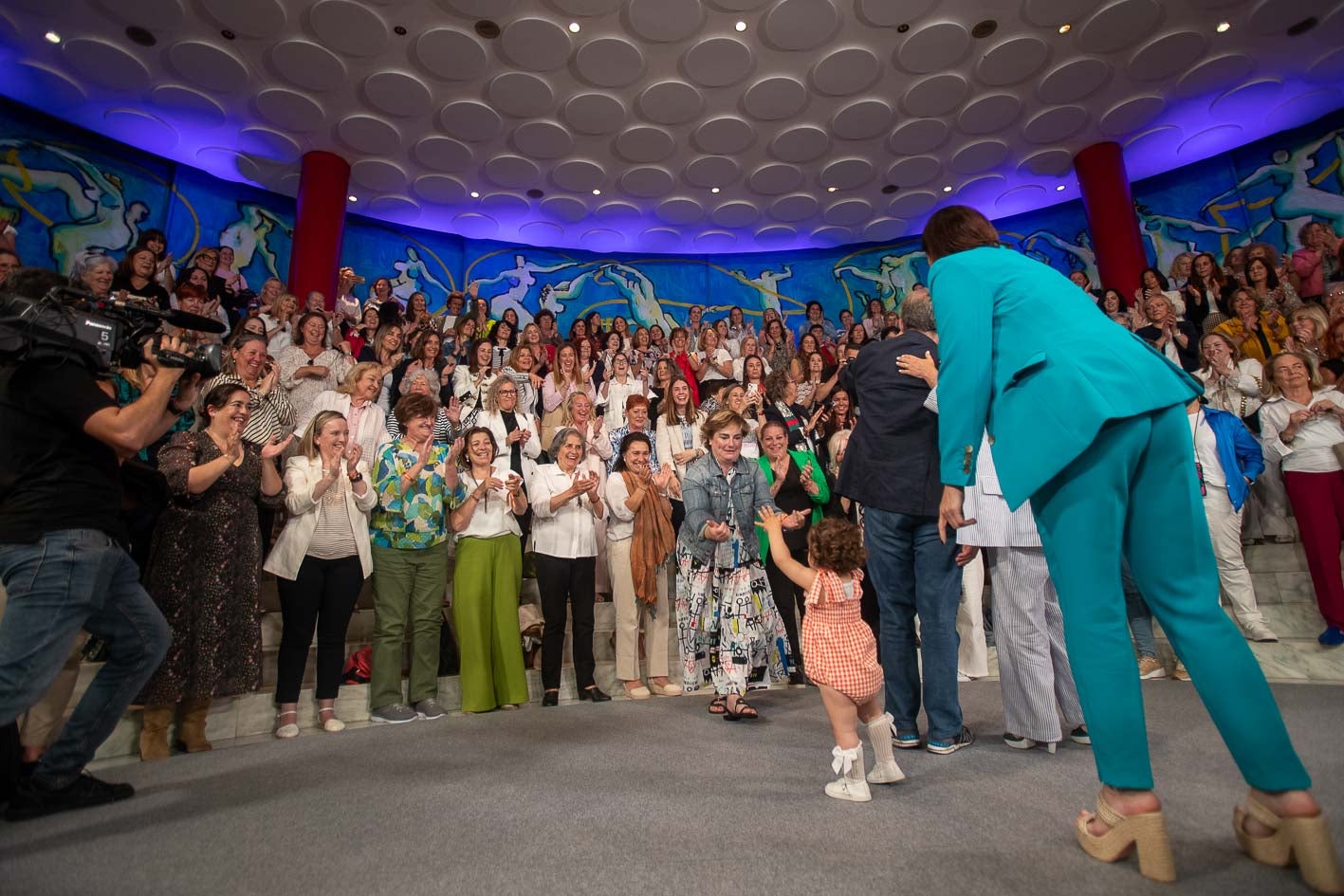 Una pequeña se convirtió por un momento en el cento de todas las miradas al salir al escenario.