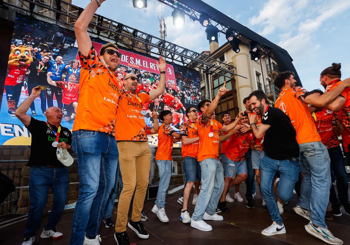 Los jugadores saludan al público desde la tarima.