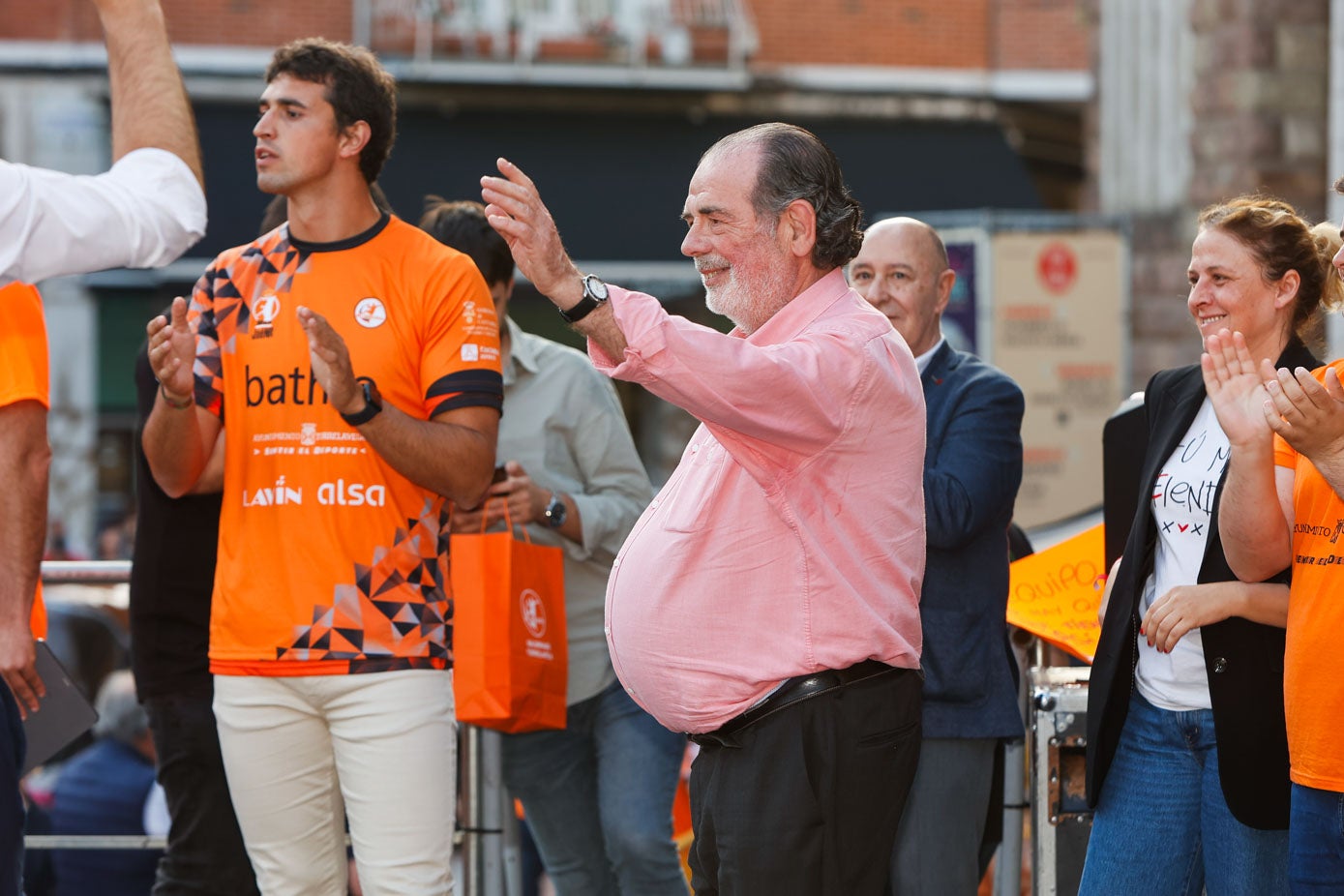 El presidente del Bathco Torrelavega, Antonio Gómez, saluda a los aficionados