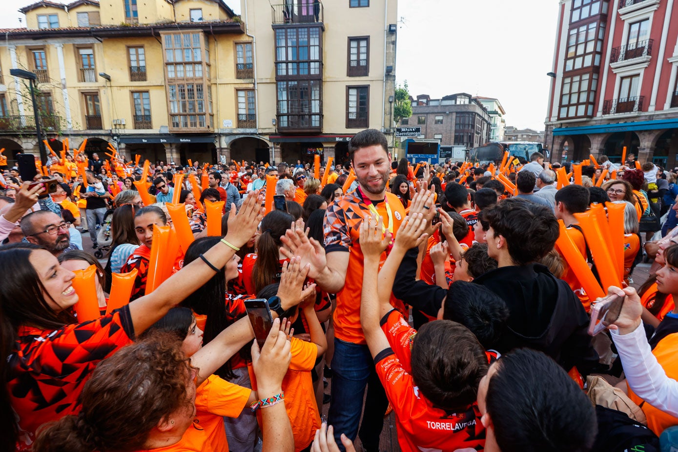 El pivote del Bathco Pablo Paredes, a su llegada a la Plaza Roja.  