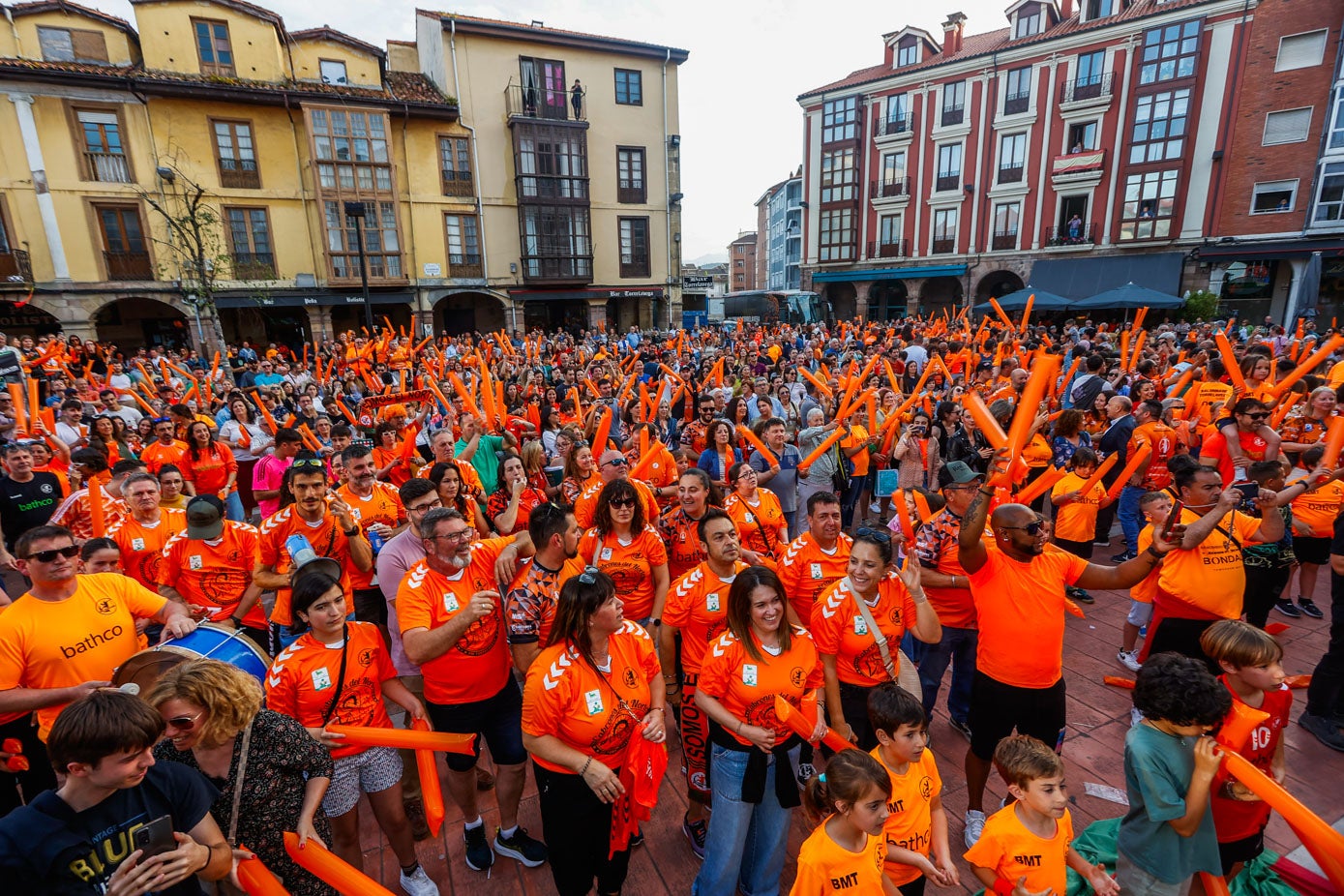 Un gran aplauso cerró el homenaje de Torrelavega al Bathco.