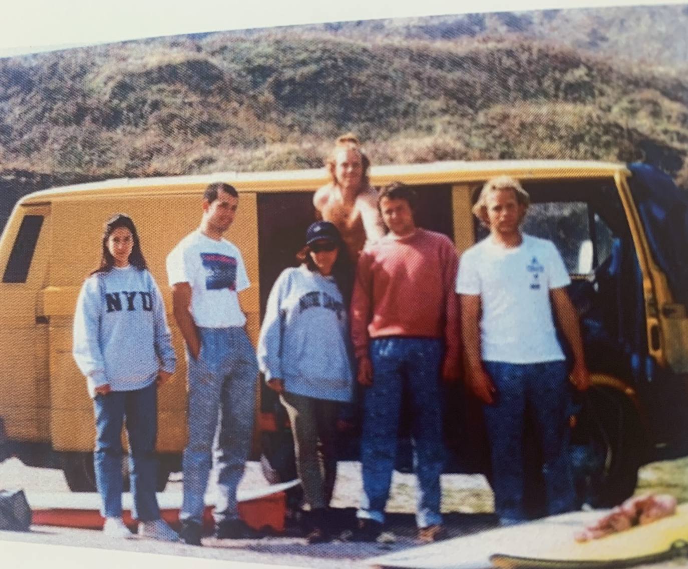 Hugo, Gabi y sus hermanos, en los inicios del taller de tablas, a finales de los 80.
