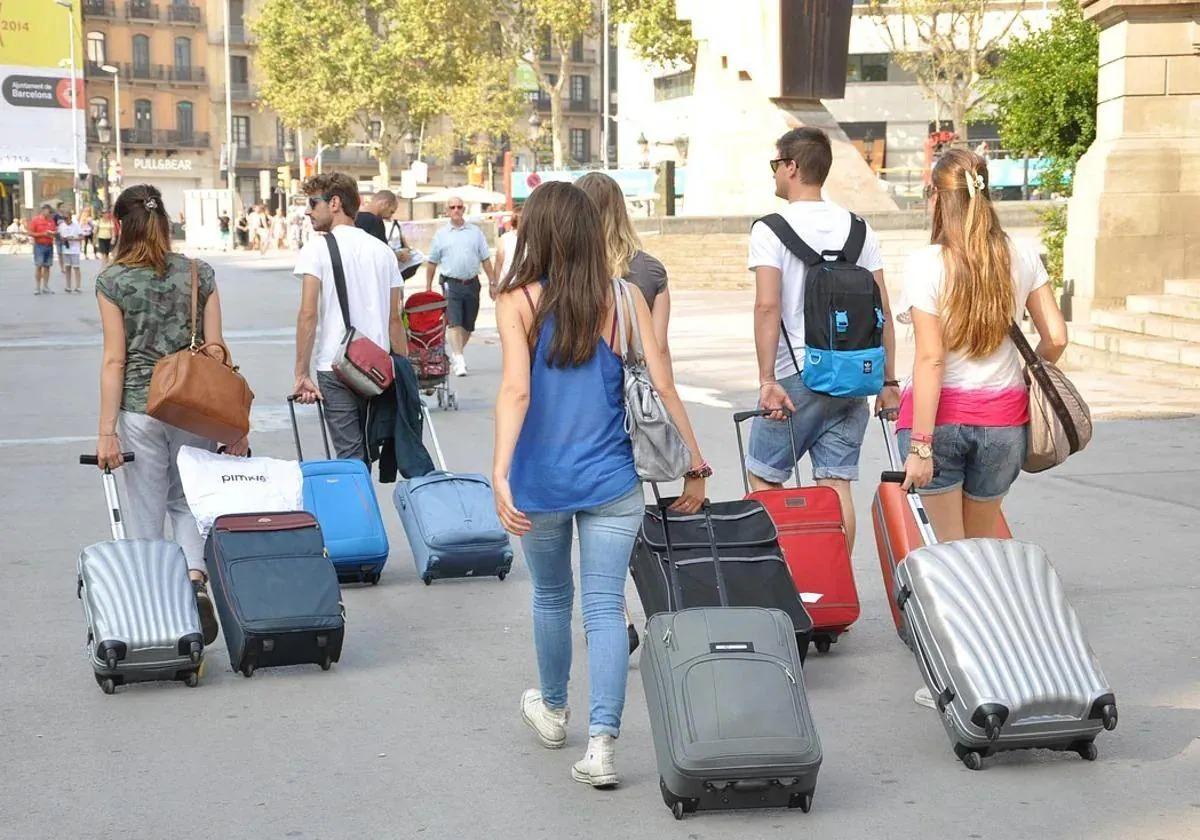 El Gobierno va a subvencionar los viajes de los jóvenes.