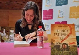 Gema Quintial firmó ejemplares de su novela en la Casa del Libro.