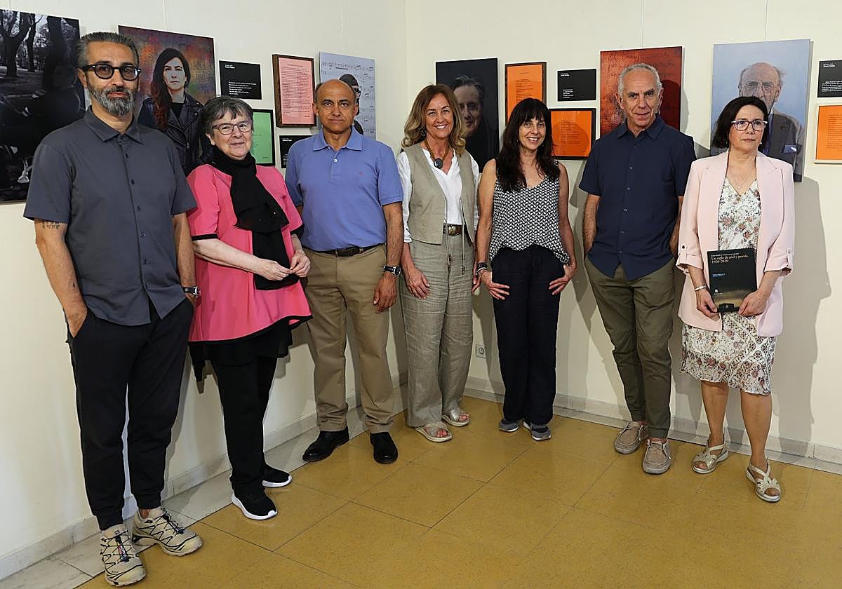 De izquierda a derecha: Alejandro Pelayo, Nieves Álvarez, Chema Prieto, Mar Gómez Iglesias, Maru Bernal, Raúl Reyes y Marisa Campo, durante la inauguración de la exposición en la Casa de Cantabria.