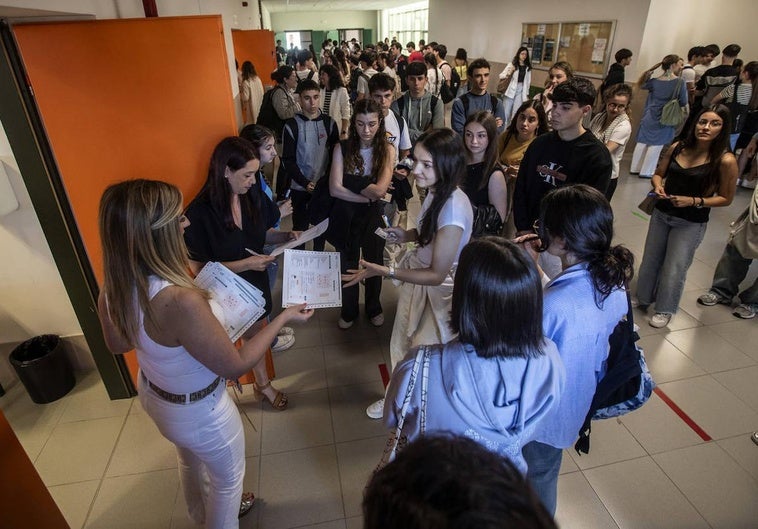 Llamamiento de los alumnos a las puertas del Aula 9 de la Facultad de Ciencias Económicas y Empresariales.