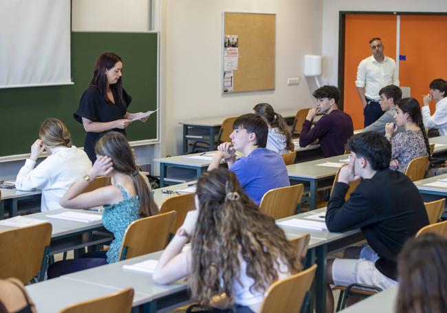 Lectura de las instrucciones en una de las aulas de la UC.