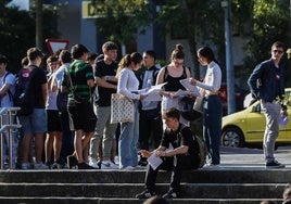 Los alumnos repasan los apuntes minutos antes de comenzar el examen