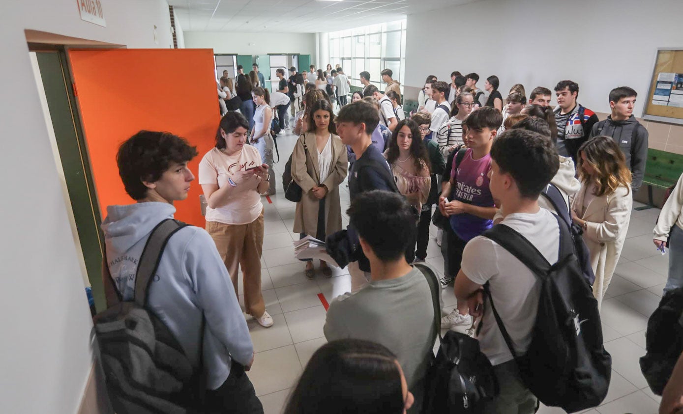 Uno a uno van llamando a los estudiantes para que entren en el aula y ocupen su sitio.