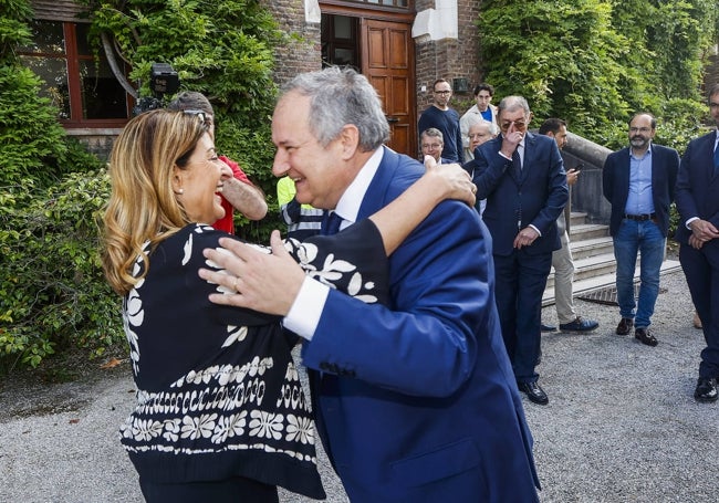 Saludo entre el ministro Jordi Hereu y la presidenta de Cantabria, María José Sáenz de Buruaga.