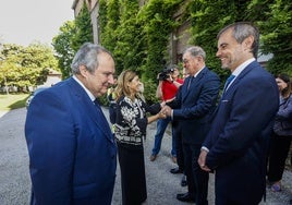 A la izquierda, el ministro saluda a Elías Hernández, presidente de ENSO, mientras, detrás, la presidenta de Cantabria estrecha la mano al director general para España y Portugal de Solvay, Jorge Oliveira.