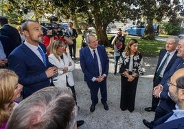 El ministro de Industria y Turismo, Jordi Hereu, ha visitado hoy la planta de Solvay en Torrelavega, acompañado por la presidenta de Cantabria, María José Sáenz de Buruaga y la delegada del Gobierno, Eugenia Gómez de Diego