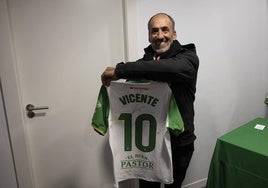 Sebastián Ceria le regala al Papa una camiseta del Racing con su nombre