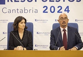 El consejero de Salud, César Pascual, en una rueda de prensa junto a la secretaria general, María Souto.