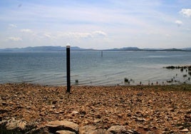 Zona del pantano del Ebro en la que se retrasará la instalación de regatas por la falta de profundidad.