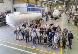 Los empresarios británicos, ayer, en el interior de las instalaciones del Grupo Cobo en Guarnizo junto a representantes de la compañía