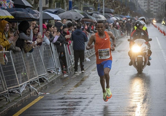 Berihu Aregawi es el nuevo plusmarquista mundial de 10 Kilómetros en ruta, con los 26.32 que hizo en Laredo en 2023.