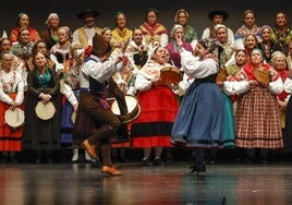 Dos de los componentes del grupo danzas de Ubiarco, durante su actuación en una edición anterior del evento.
