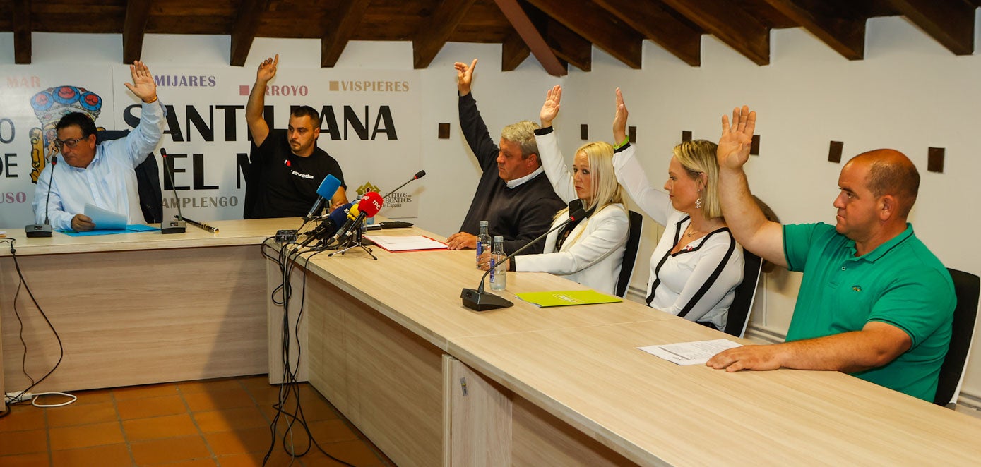 Momento de la votación. En la imagen, los seis concejales del nuevo equipo de Gobierno AVI-PP-PRC.