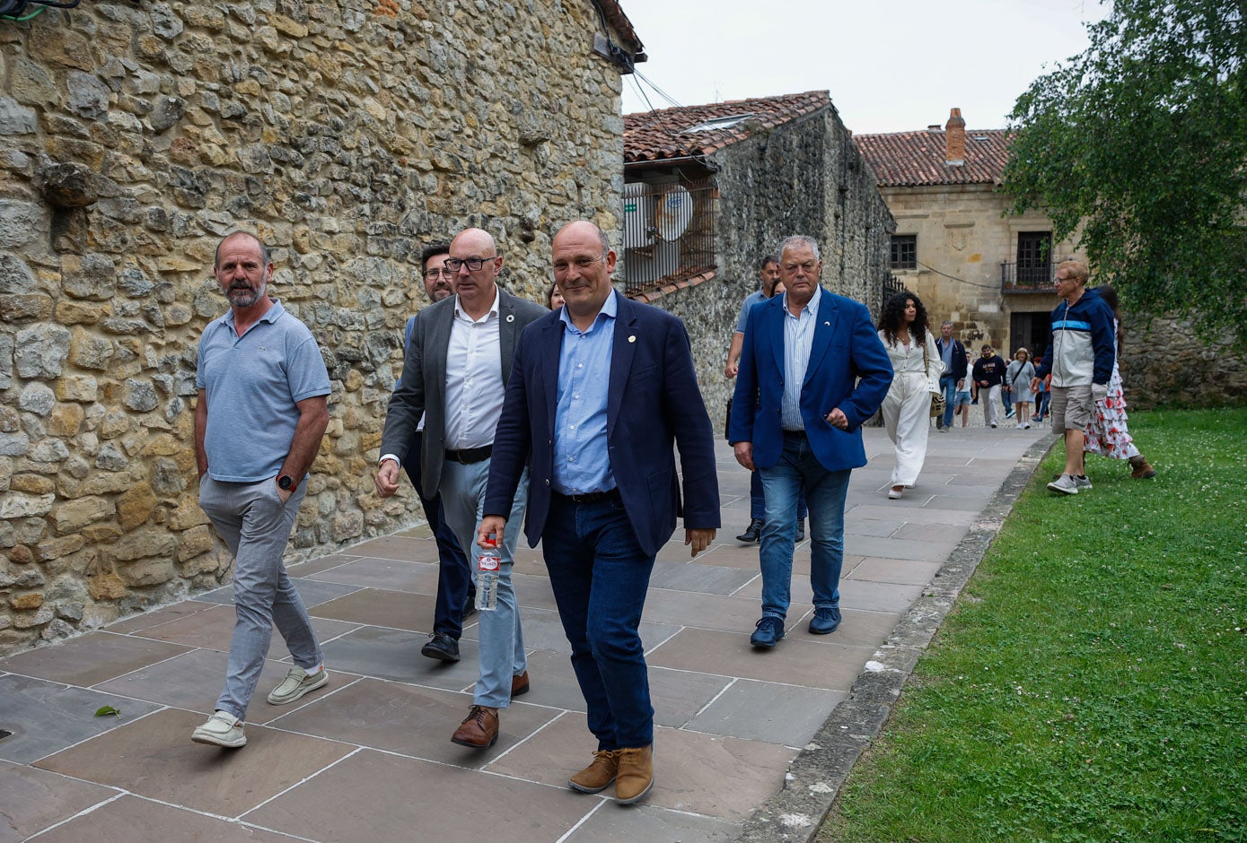 Rodríguez, el último en entrar, lo hizo acompañado de dirigentes del PSOE regional.