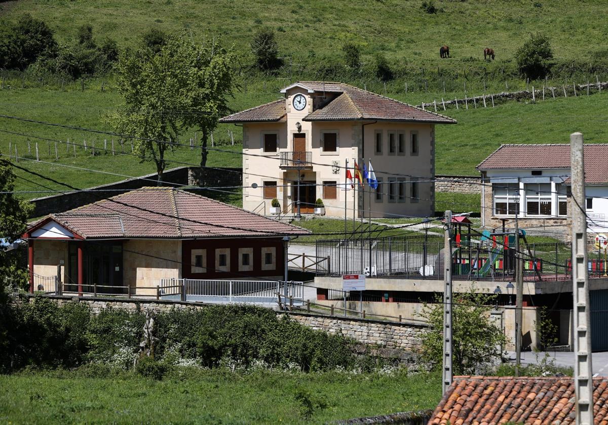 La Casa Consistorial de San Miguel de Aguayo (al fondo), donde en marzo se aprobó en el Pleno no dar licencia de obra a los eólicos.