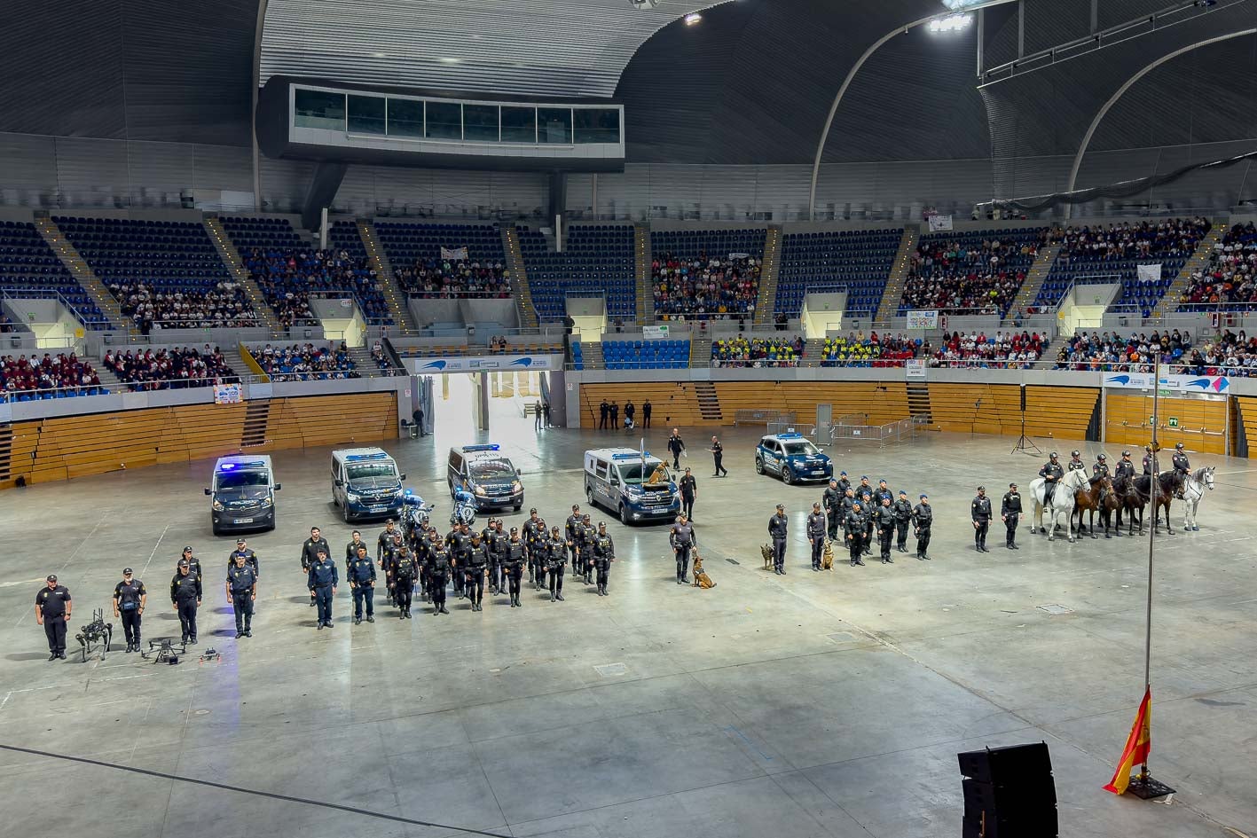 La Policía Nacional presenta sus medios en el Palacio de Deportes.