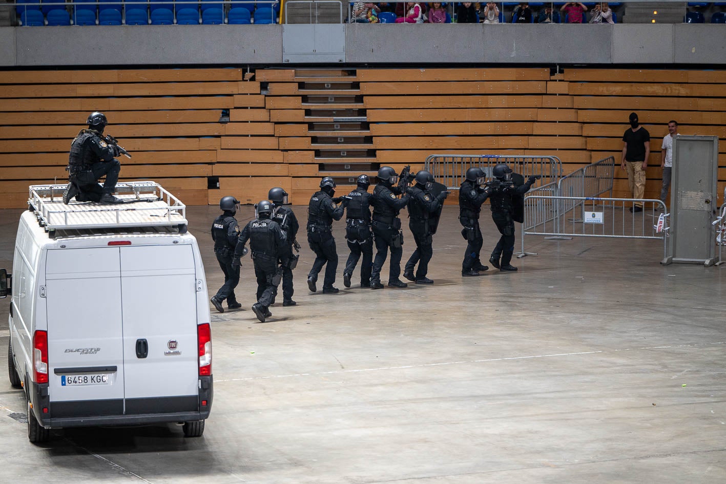 Un simulacro de cómo actúan las unidades especiales detienen a una banda armada.