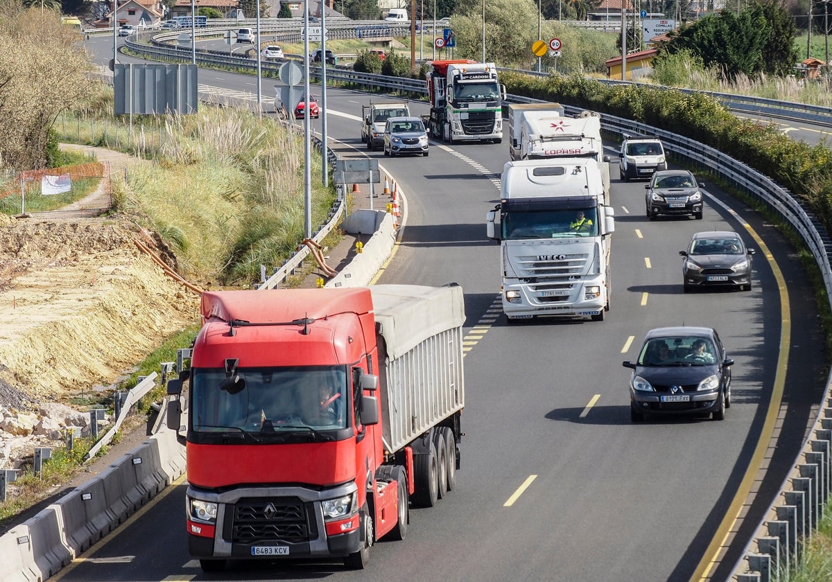 Camiones transportan mercancía por la autovía de Santander a Torrelavega.