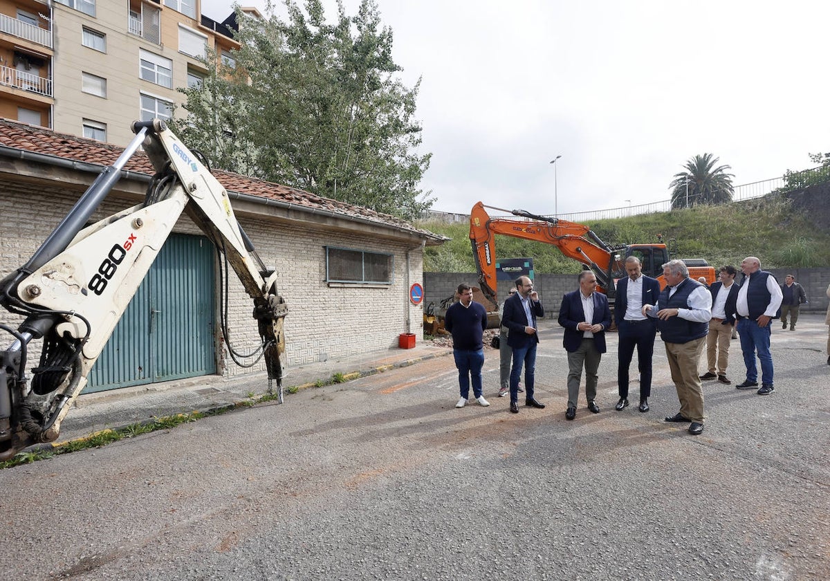 Autoridades y responsables de la adjudicataria visitan la primera jornada de obras, este viernes, en la finca donde se construirá el aparcamiento en altura.