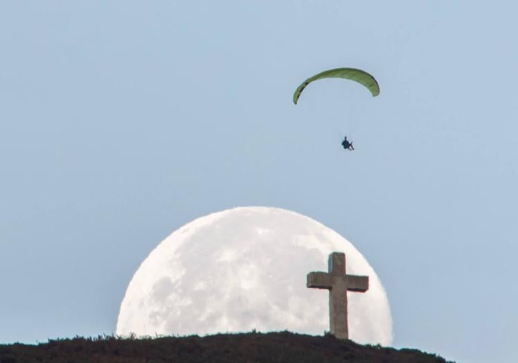 Foto La Viorna y la luna.