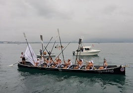 Los remeros de Pedreña, con la Bandera Bansander.