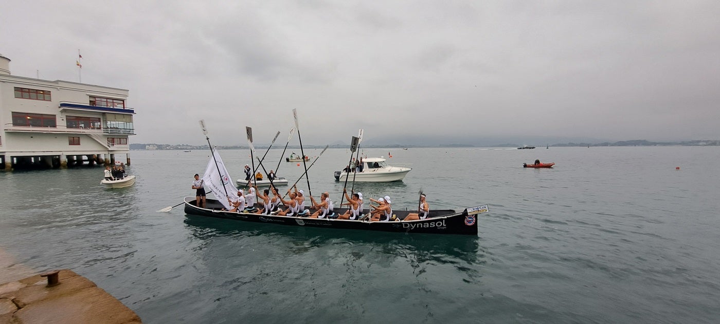 Los remeros de Pedreña, con la Bandera Bansander.