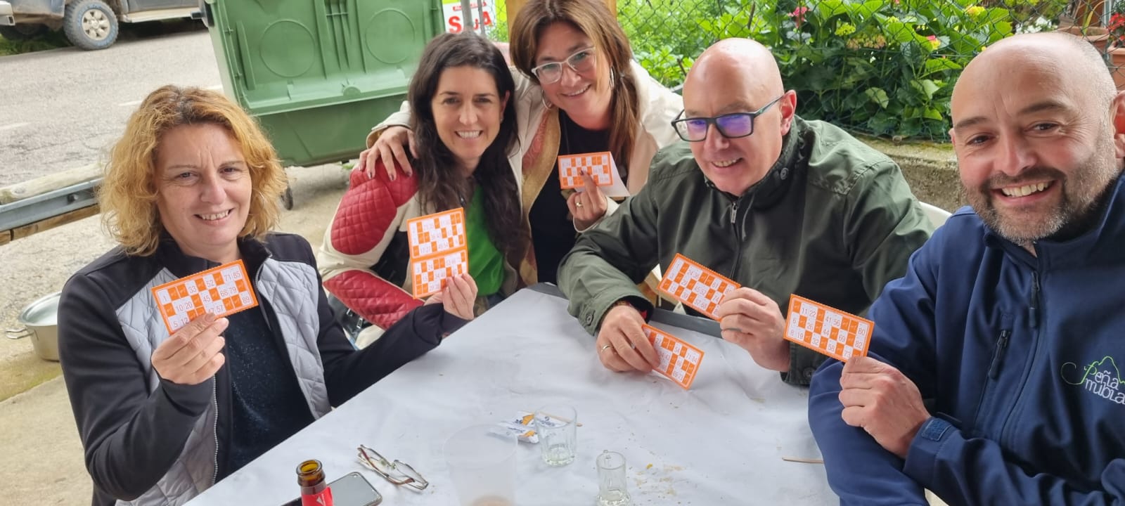 Un rato de bingo con el alcalde de Peñarrubia, Secundino Caso, situado el segundo por la derecha.