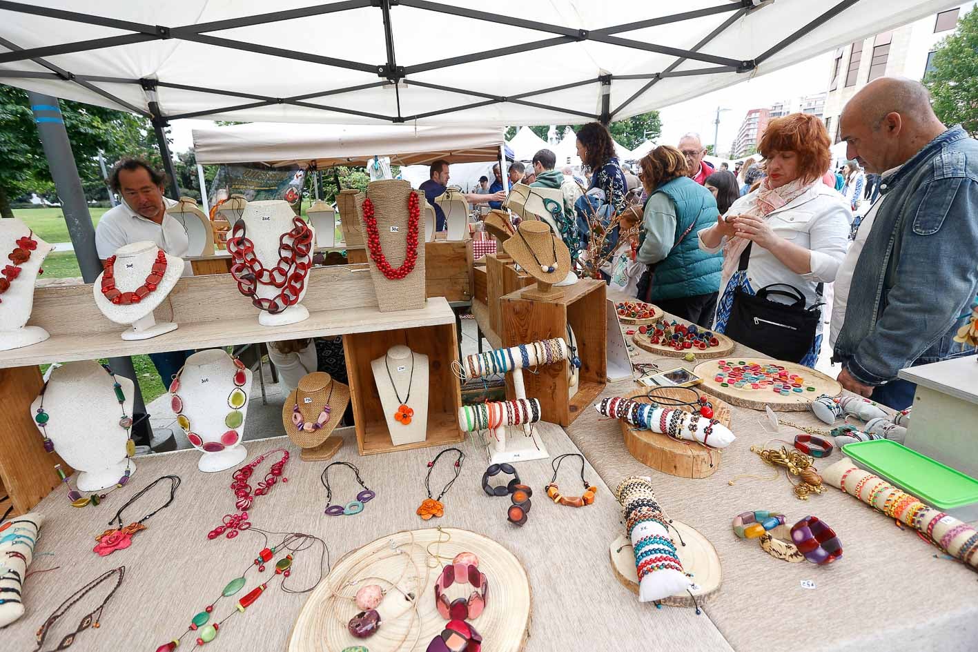 En el festival también había un mercadillo donde se podía adquirir ropa, joyas y arte.