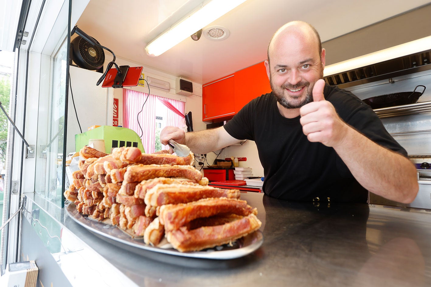 Francisco Javier Rodrigo está al frente de la food truck Divino Torrezno, donde vende todo tipo de derivados de este producto cárnico.