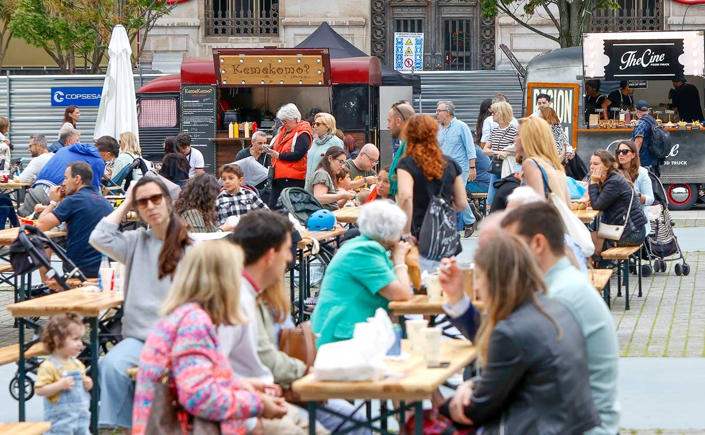 En las mesas centrales colocadas en la plaza, los clientes degustaban los alimentos adquiridos en las food trucks y las bebidas del bar, localizado en una carpa aparte.