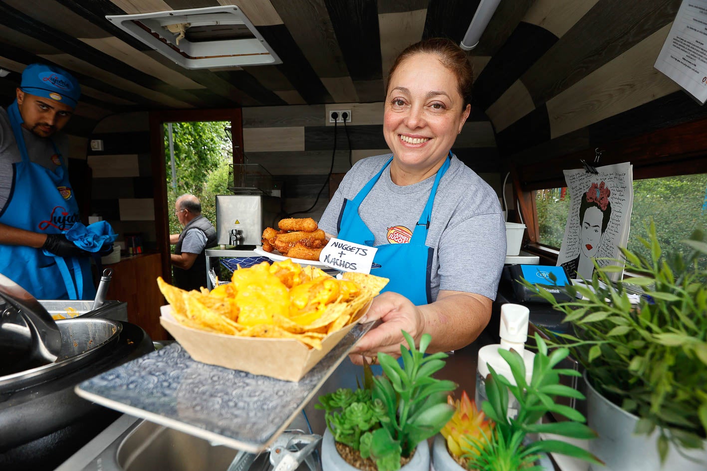 Sandra, de la food truck Lujuria, muestra uno de los platos de su negocio, que une nuggets de pollo y nachos.