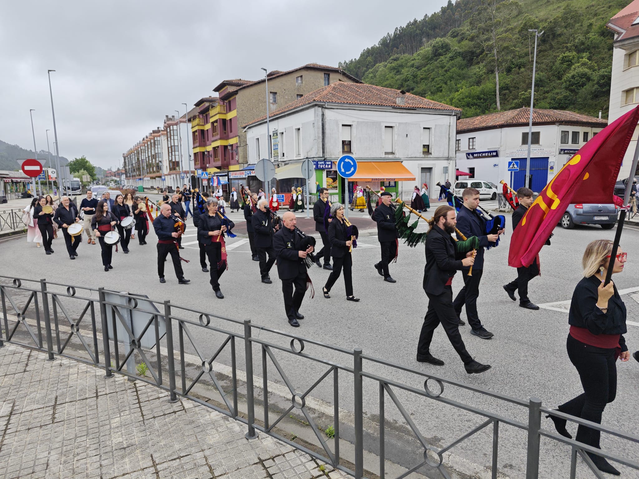 Bandas amenizando la jornada en Unquera. 