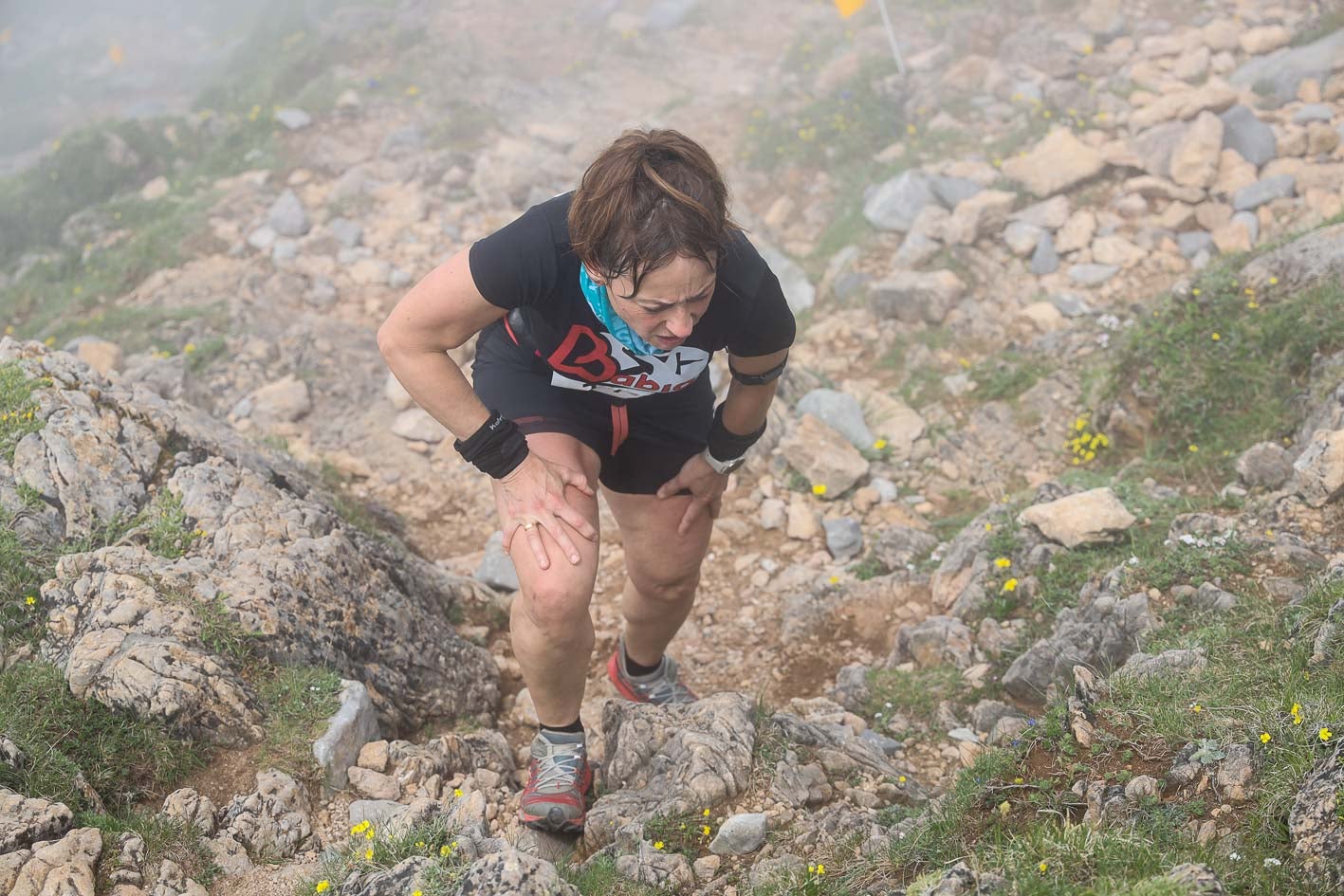 Una atleta, en uno de los tramos de subida.