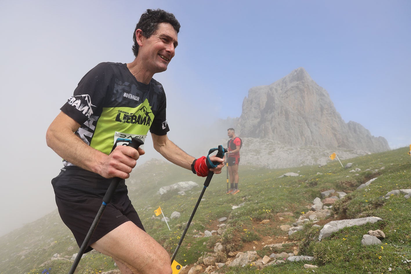 La niebla despejaba algo en la última parte de la carrera.