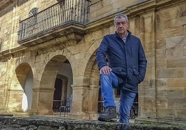 Vicente Gómez Fernández, ante la Casa Rectoral de Puente Pumar, que es uno de los grandes recuros patrimoniales de Polaciones.