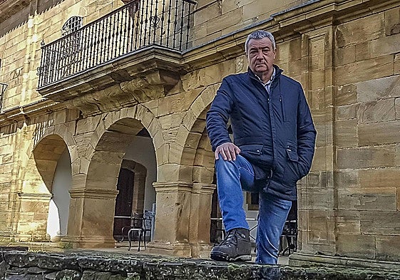 Vicente Gómez Fernández, ante la Casa Rectoral de Puente Pumar, que es uno de los grandes recuros patrimoniales de Polaciones.