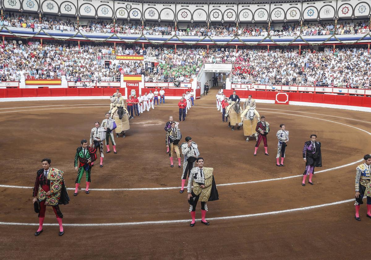 Roca Rey, Pablo Aguado y Cayetano, en el paseíllo de la corrida del 25 de julio del año pasado en la plaza de toros de Santander.