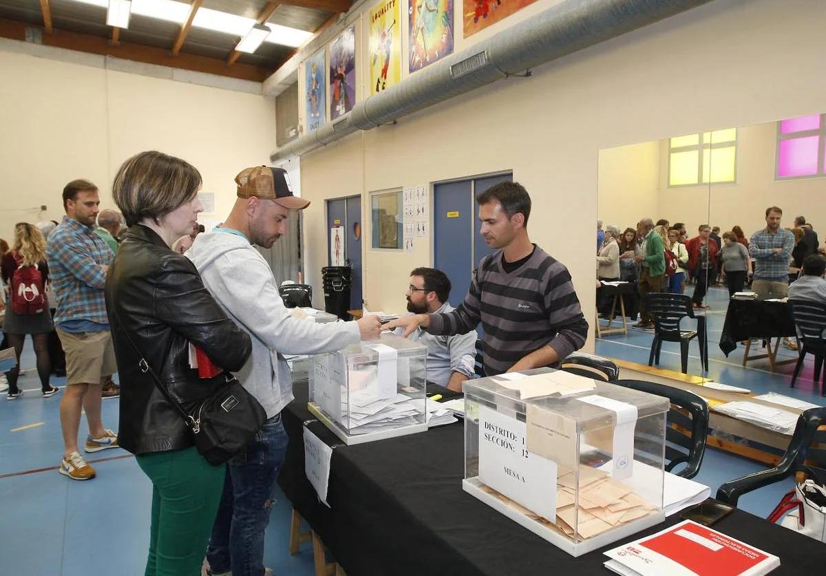 Mesa de votación en Torrelavega en las elecciones europeas de 2019.