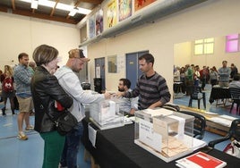 Mesa de votación en Torrelavega en las elecciones europeas de 2019.