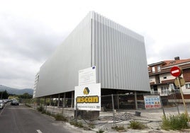 Estado en el que se hallan las tareas de construcción del futuro centro de ocio juvenil, en El Valle (Torrelavega).