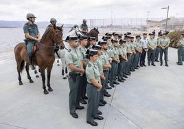 Varios agentes de la Guardia Civil posan para una fotografía en las inmediaciones del Centro Botín.